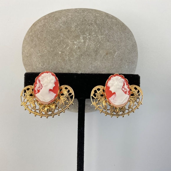 Resin Cameo Earrings, NOS, Gold Filigree Setting, Clip Ons, Victorian, Coquette - Picture 8 of 11